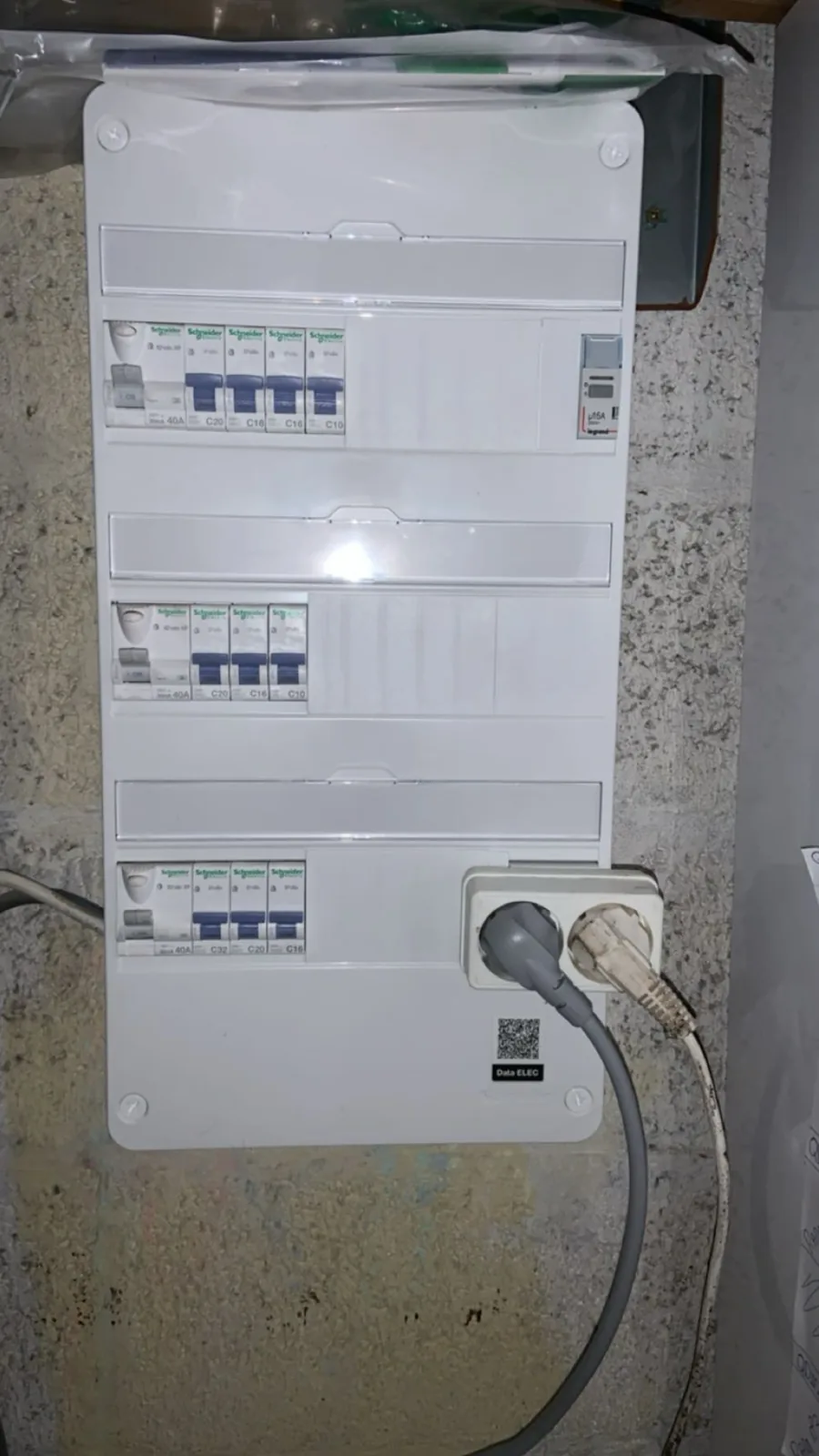 Tableau électrique équipé de plusieurs rangées de protections